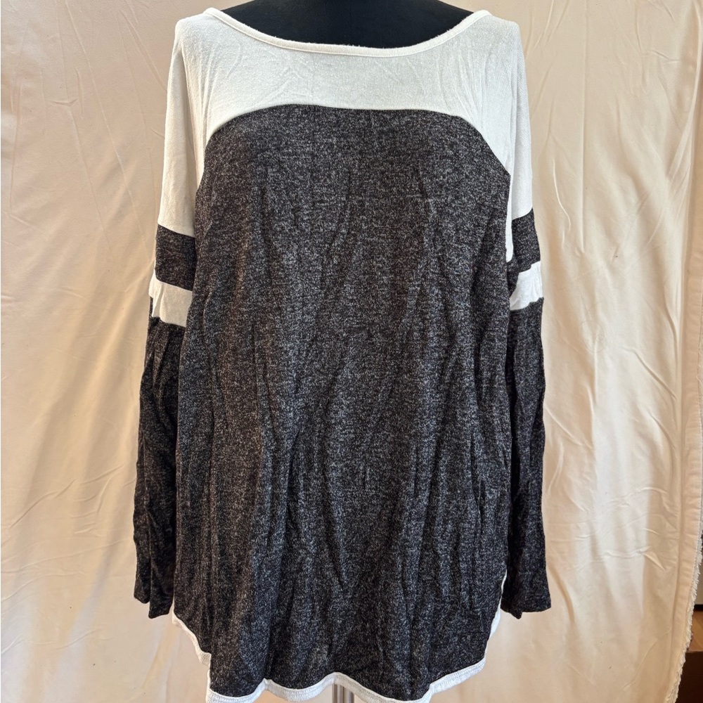 Maurice’s women’s large, gray and white long sleeve shirt.
